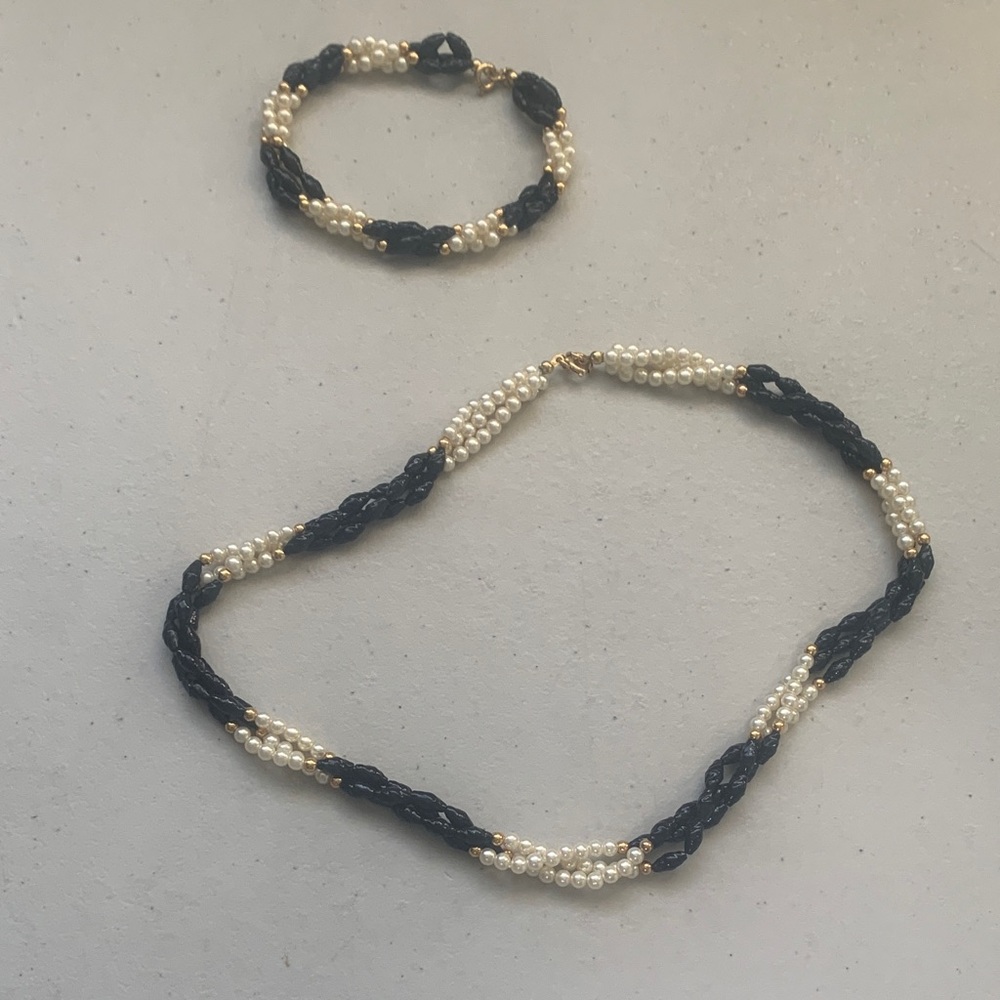 Elegant Black and White Beaded Necklace and Bracelet Set